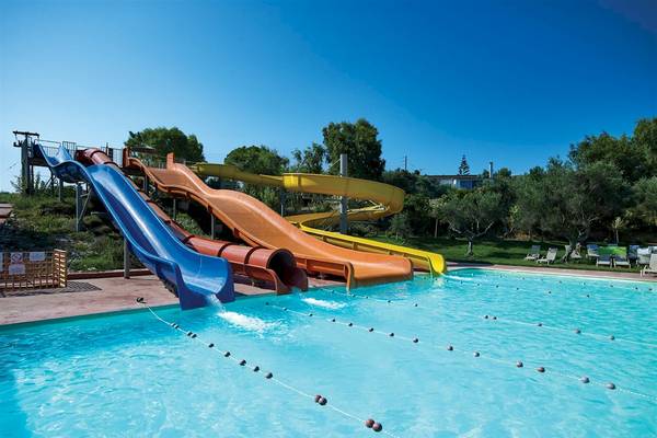 Schwimmbad mit mehreren bunten Wasserrutschen im Atlantica Eleon Grand Resort.