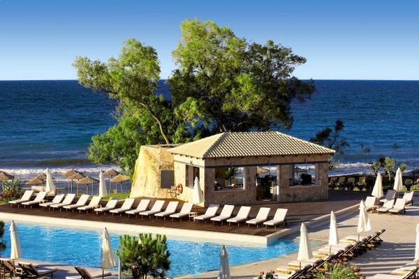 Außenbereich des Atlantica Eleon Grand Resort mit Blick auf den Strand und den Pool.