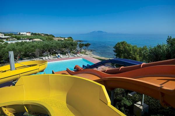 Wasserrutschen im Atlantica Eleon Grand Resort mit Blick auf den Pool und das Meer.