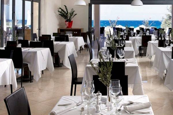 Restaurant im Atlantica Eleon Grand Resort mit Blick auf das Meer.