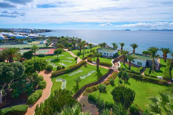Luftaufnahme des Hipotels Natura Palace mit Blick auf Golfplatz und Meer.