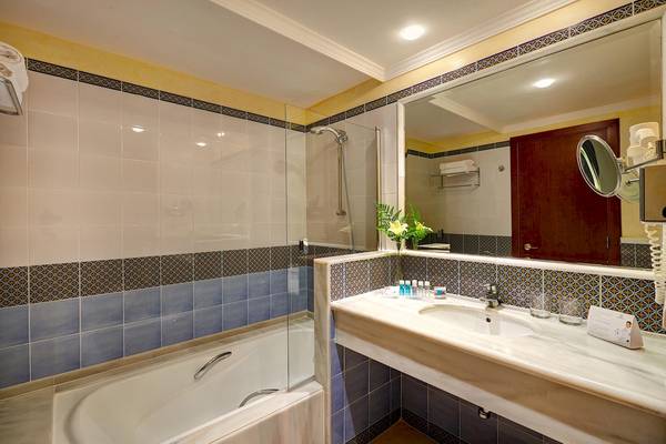 Badezimmer mit Badewanne und Spiegel, Hipotels Natura Palace
