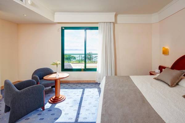 Zimmer im Hipotels Natura Palace Hotel mit Blick auf den Balkon und die Aussicht