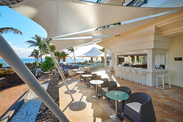 Außenterrasse des Hipotels Natura Palace mit Bar und Blick auf den Ozean