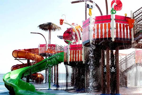 Wasserpark im DoubleTree by Hilton Resort & Spa Marjan Island mit Rutschen und Wasserspielen.