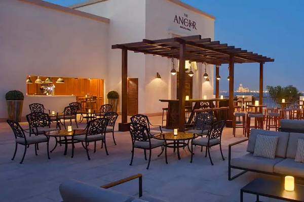 Loungebereich des DoubleTree by Hilton Resort & Spa Marjan Island mit Möbeln und Blick auf die Stadt