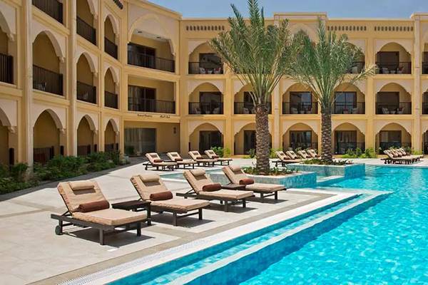 Außenpool des DoubleTree by Hilton Resort & Spa Marjan Island mit Sonnenliegen