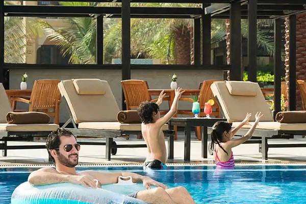 Familie im doppeltree hilton resort und spa auf marjan insel spass im pool