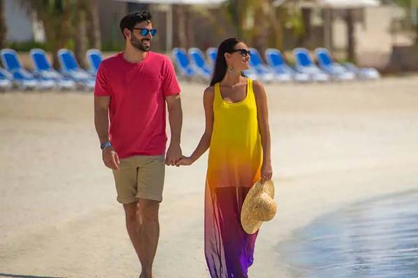 DoppelTree by Hilton Resort & Spa Marjan Island: Paar am Strand mit Sonnenbrillen und Handtasche