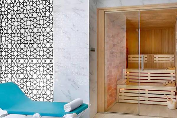 Saunabereich im DoubleTree by Hilton Resort & Spa Marjan Island mit Holzbank und Relaxliege.
