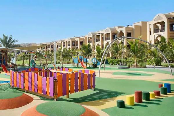 Spielplatz im Freien im DoubleTree by Hilton Resort & Spa Marjan Island