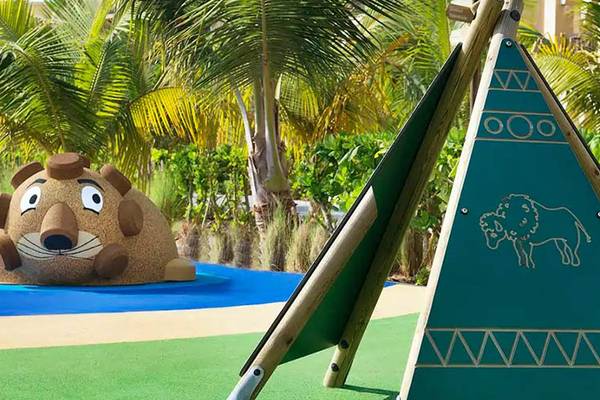 Spielplatz im DoubleTree by Hilton Resort & Spa Marjan Island mit Löwenskulptur und grünem Tipi