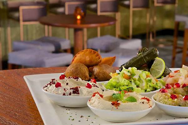 Buffetplatte mit verschiedenen Gerichten im DoubleTree by Hilton Resort & Spa Marjan Island