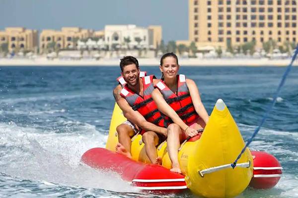 Zwei Leute im Boot am Meerei vor DoubleTree by Hilton Resort & Spa Marjan Island