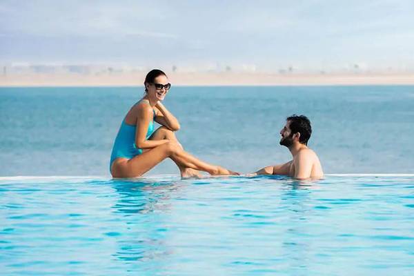 Paar im Infinity-Pool des DoubleTree by Hilton Resort & Spa Marjan Island