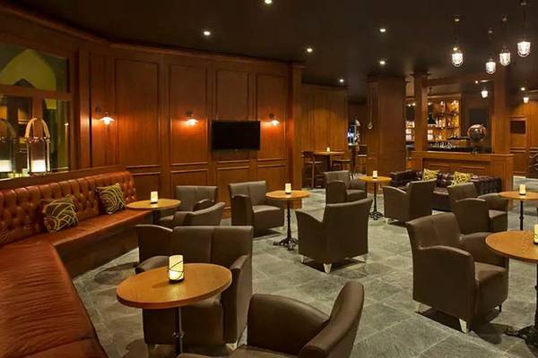 Loungebereich des DoubleTree by Hilton Resort & Spa Marjan Island mit gepolsterten Sesseln und Tischen.