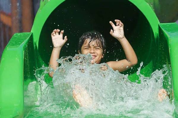 Ein junger Gast des DoubleTree by Hilton Resort & Spa Marjan Island genießt eine Wasserrutsche.