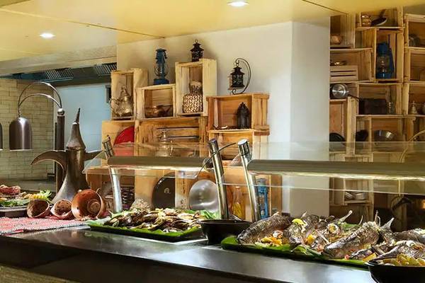 Buffet im DoubleTree by Hilton Resort & Spa Marjan Island mit verschiedenen Gerichten und Köchen.