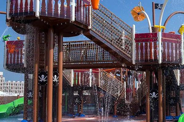 Wasserrutsche im DoubleTree by Hilton Resort & Spa Marjan Island mit Piraten-Thema