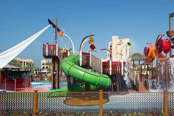 Wasserpark im DoubleTree by Hilton Resort & Spa Marjan Island mit Rutschen und Wasserspielen.