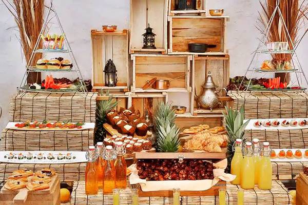Buffet im DoubleTree by Hilton Resort & Spa Marjan Island mit verschiedenen Gerichten und Getränken.