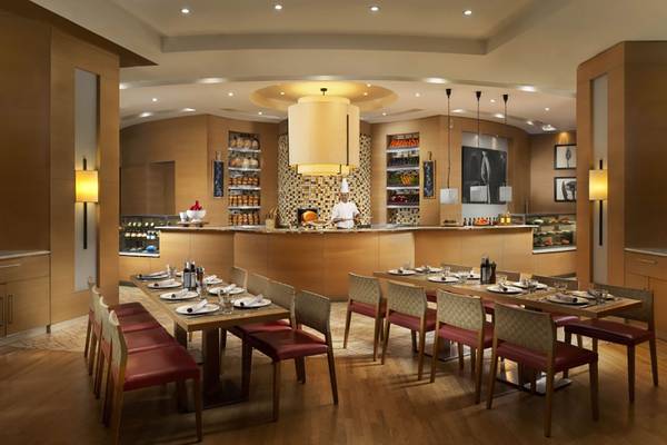 Innenbereich des Beach Rotana Hotels mit Restaurant und Bar.