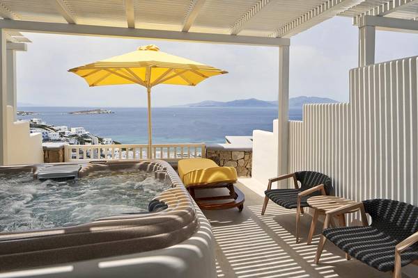Hotelbalkon mit Whirlpool und Meerblick im Myconian Korali Relais & Chateaux