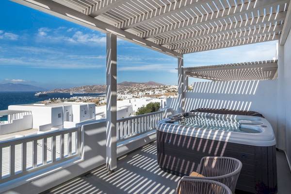 Ein Balkon mit Whirlpool und Blick auf das Meer und Mykonos