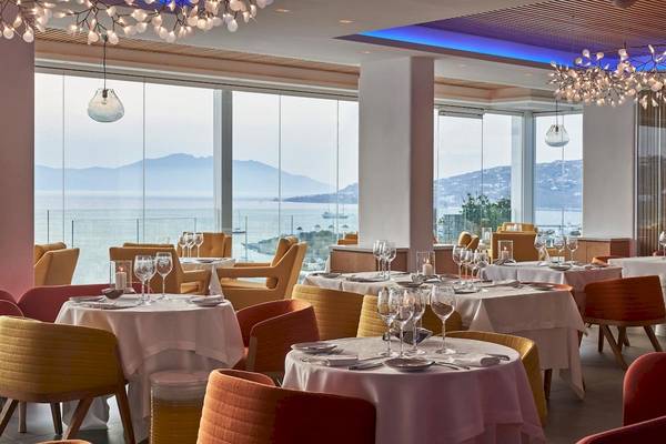 Restaurant des Myconian Korali Relais & Chateaux mit Blick auf das Meer und Berge.