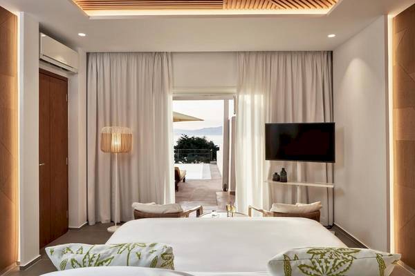 Ein elegantes Hotelzimmer im Myconian Korali Relais & Chateaux mit Blick auf das Meer.