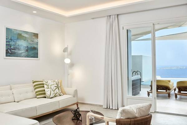Innenraum des Myconian Korali Relais & Chateaux, Wohnbereich mit Blick aufs Meer.