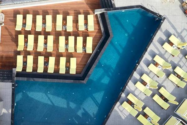 Obersicht des Pools und Liegen im Myconian Korali Relais & Chateaux Hotel