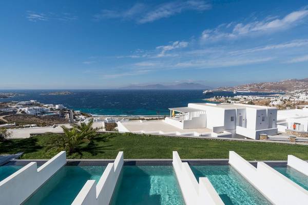Aussicht auf das Myconian Korali Relais & Chateaux mit Pool und Meer