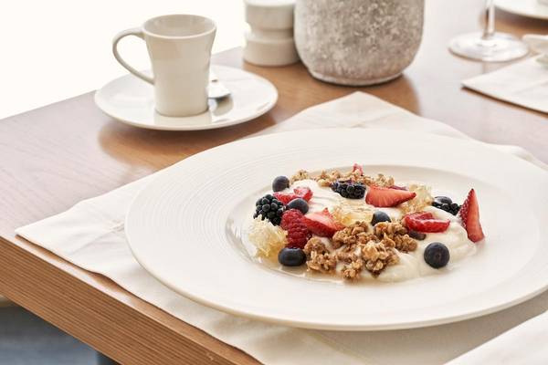 Frühstücksteller mit Früchten und Müsli im Myconian Korali Relais & Chateaux