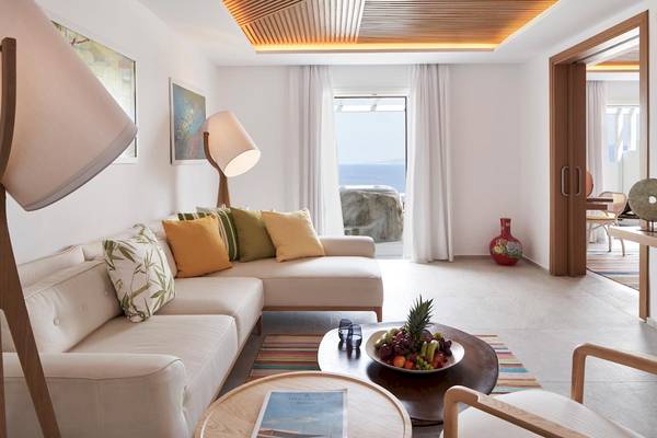 Wohnzimmer im Myconian Korali Relais & Chateaux mit Blick auf das Meer.