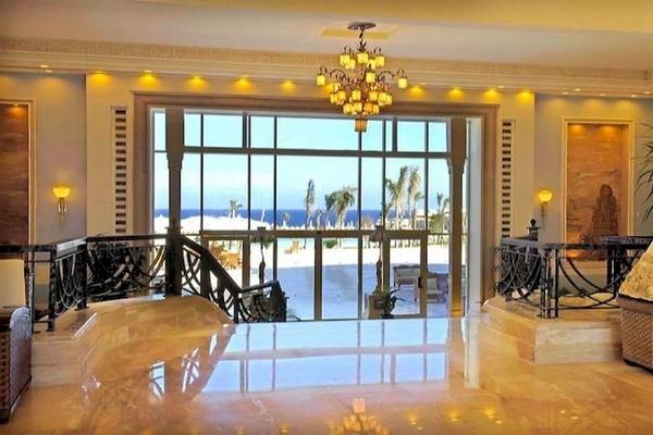 Lobby des Serenity Alpha Beach Hotels mit Meerblick und großen Fenstern