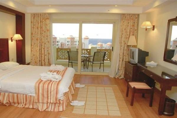Doppelbettzimmer im Serenity Alpha Beach Hotel mit Balkon, Fernseher, und Dekor.