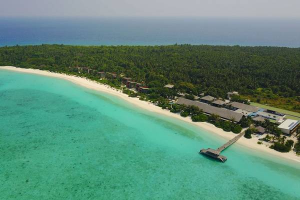 Luftaufnahme des Barefoot Eco Hotels mit Strand, Gebäuden und Meer im Hintergrund