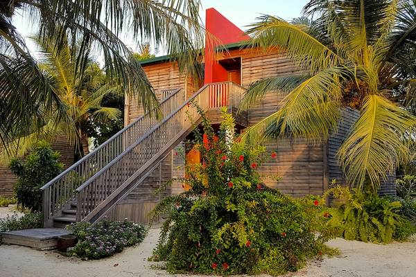 Außenansicht des Barefoot Eco Hotels mit braunen Holzwänden und roten Akzenten