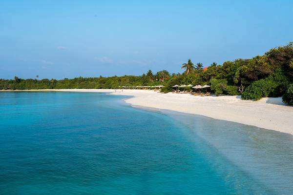 Außenbereich des Barefoot Eco Hotels mit weißen Stränden und blauem Meer.