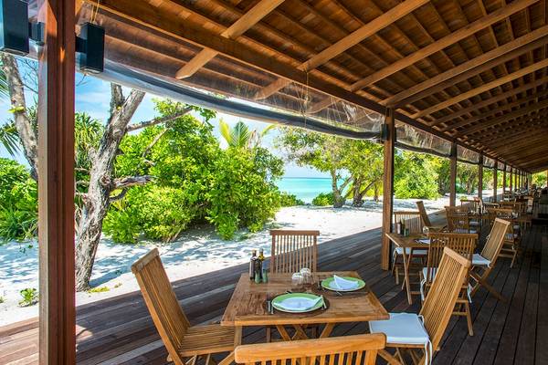 Außenterrasse des Barefoot Eco Hotel mit Blick auf den Strand und das Meer