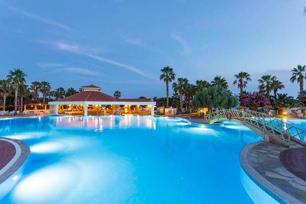 Abendlicher Pool im Defne Star Hotel mit Palmen und Brücke