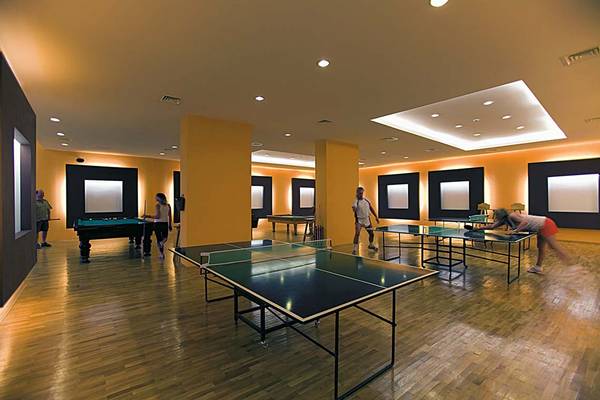 Tischtennisraum im Defne Star Hotel mit Spielern und Tischen.