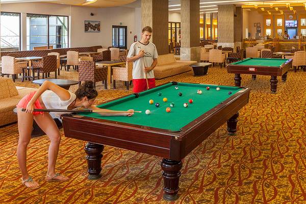 Zwei Personen spielen Billard im Poolbereich des Defne Star Hotels.