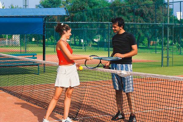 Tennispaar auf einem Tennisplatz im Defne Star Hotel.