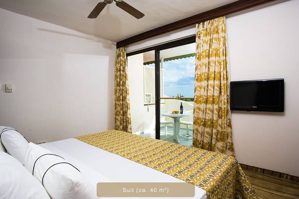 Suite Zimmer im Defne Star Hotel mit Blick auf die Terrasse und Balkon.