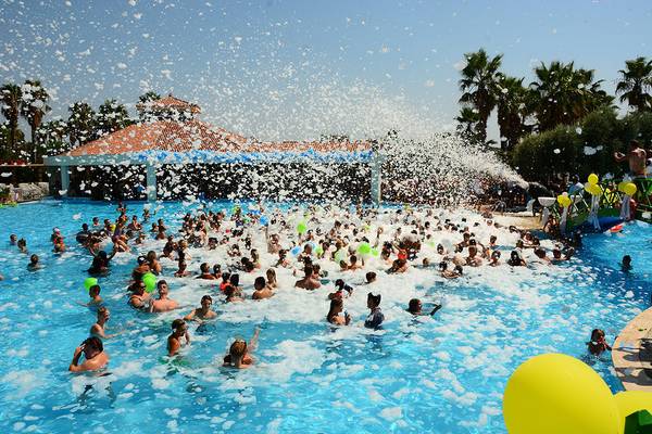 Große Schaumparty im Schwimmbad des Defne Star Hotels mit vielen Teilnehmern.