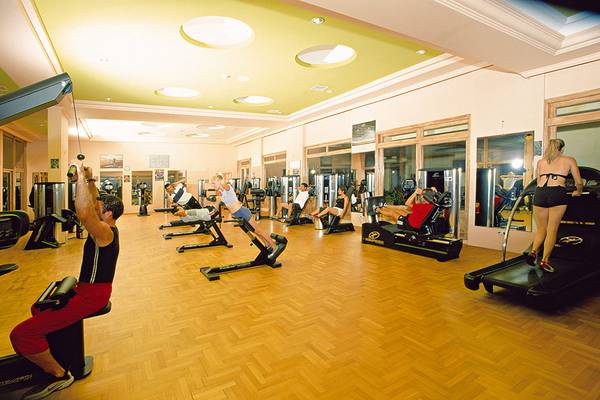 Fitnesscenter im Defne Star Hotel mit verschiedenen Trainingsgeräten und aktiven Personen.