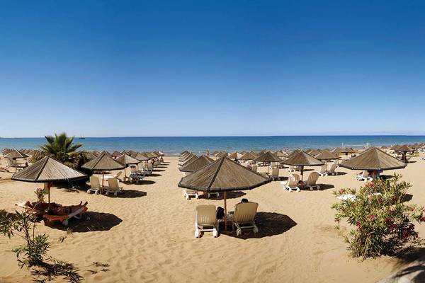 Strand des Defne Star Hotels mit vielen Sonnenliegen und Sonnenschirmen