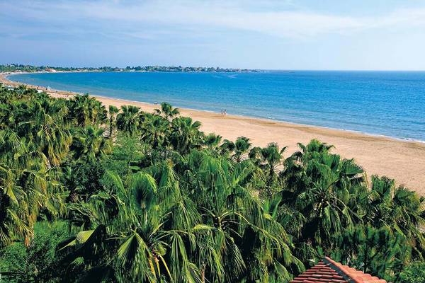 Aussicht auf den Strand und Palmen vom Defne Star Hotel